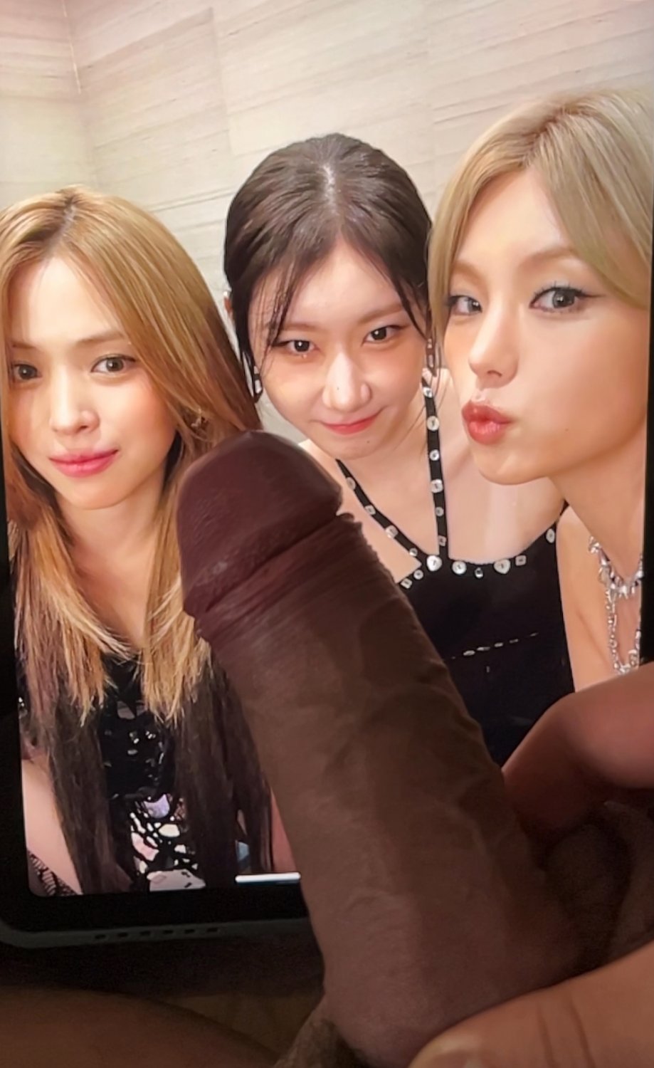 IjTXV5ka Korean sluts Itzy cocked 03.jpg